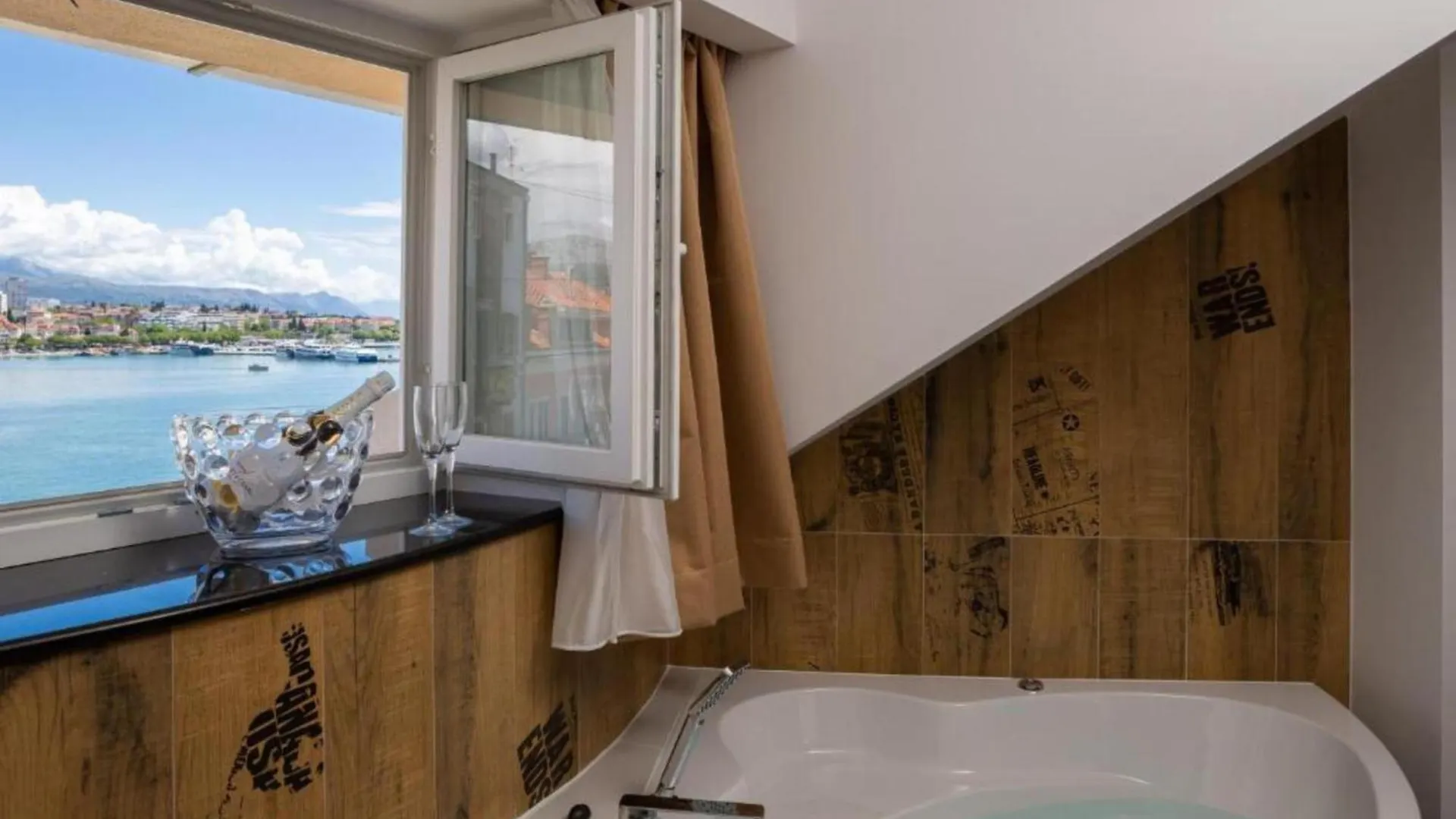 Top Rooms Split